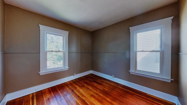 Building Photo - [In-Unit Laundry; Garden] Townhouse-Style Living, with Historical Details & Parking!