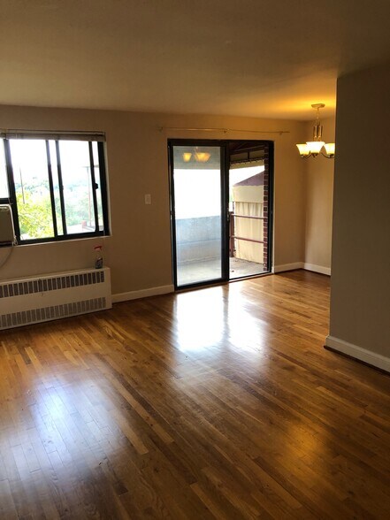 balcony area - 1575 N Colonial Ter