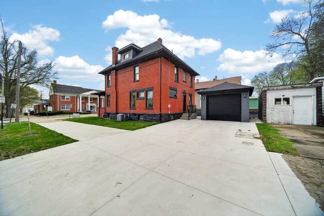 Building Photo - 729 W 9th St