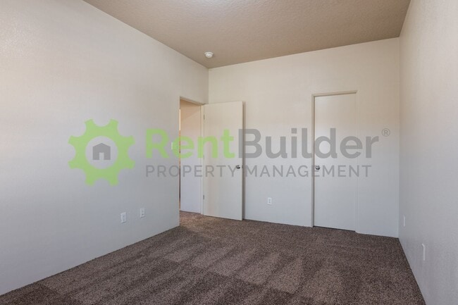 Building Photo - Model Perfect Living in Beautiful Loma Pinon