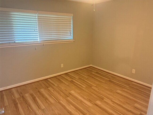Building Photo - 5628 Birchmont Dr