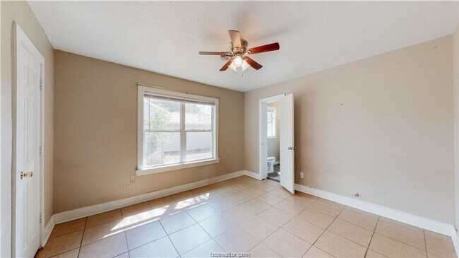 Building Photo - HUGE 4/4 in Eastgate!!