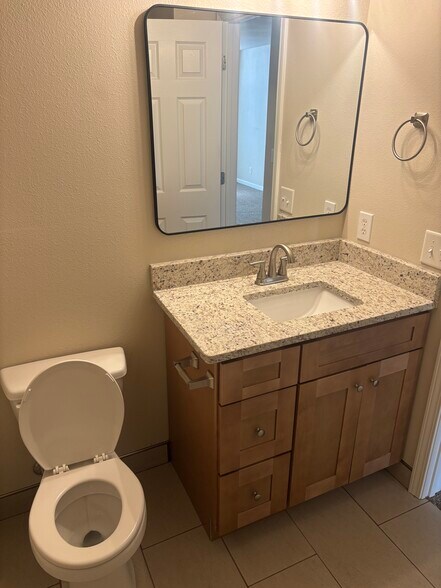 Upstairs Bath - 130 E Center Town Dr