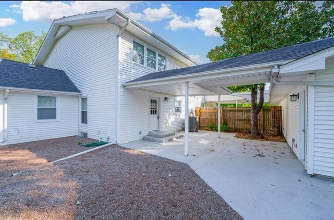 Building Photo - 222 Live Oak Ln