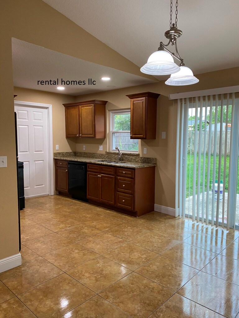 Building Photo - 141 Clyde Ave