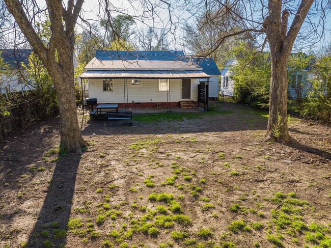 Building Photo - Freshly Updated 3 Bedroom Home