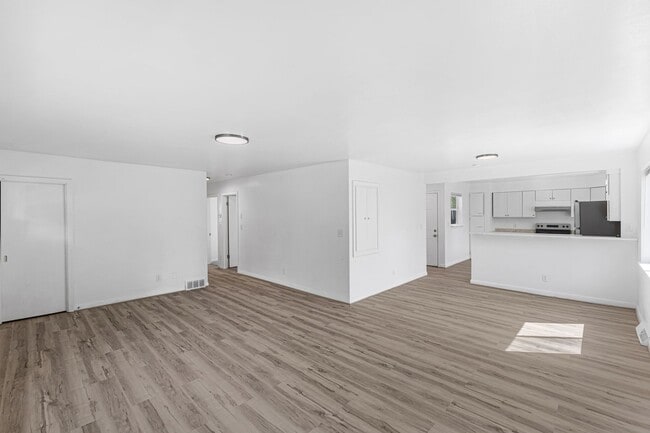 Building Photo - Charming 3-Bed Ranch with Detached Garage – Prime Upper Arlington/Columbus Area!