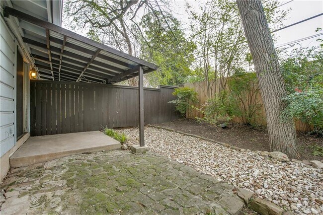 Building Photo - 2313 La Casa Dr