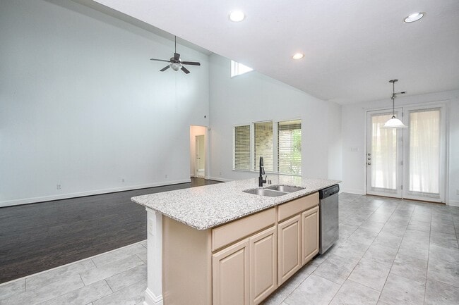 Building Photo - 8343 Sedona Ridge Dr