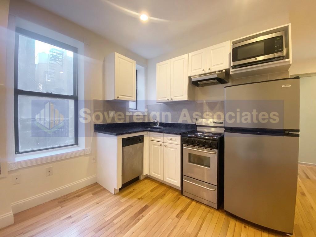 Building Photo - 250 W 99th St