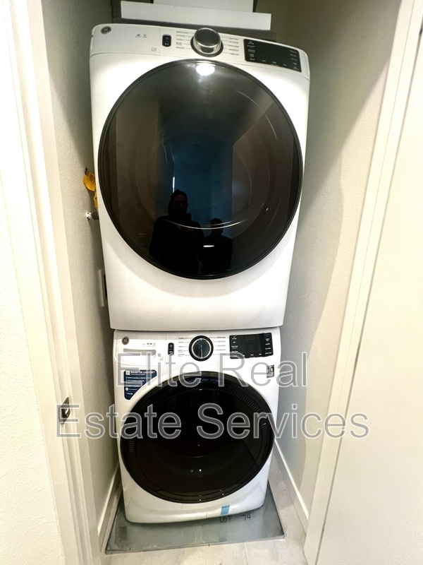 Building Photo - 5465 Seacliff Pl