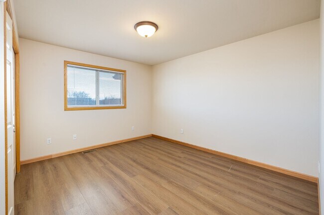 Building Photo - 3 bedroom 2 bathroom west end townhome