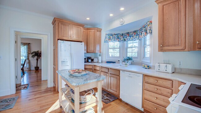 Building Photo - 203 Whiting Ln