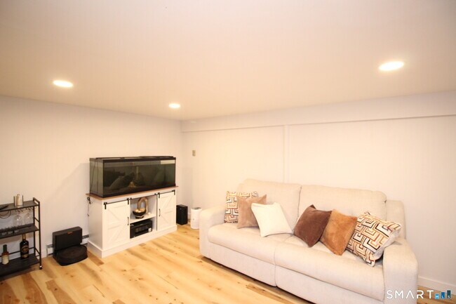 Building Photo - 30 Maple Tree Ave