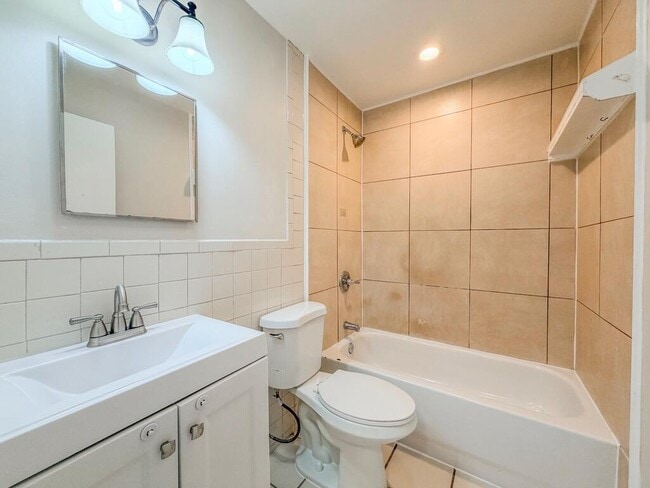 Building Photo - 2028 Major Dr