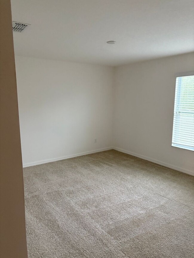 Building Photo - IMMEDIATE OCCUPANCY !!! LARGE// 5 Bedroom ...