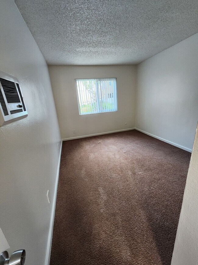 Building Photo - 3 bed, 2 bath