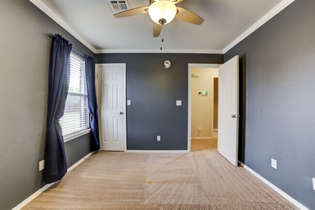 Building Photo - 3 Bed / 2 Bath in Collinsville!