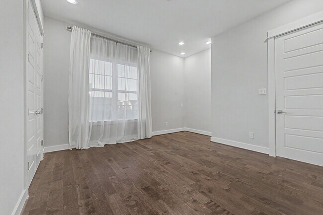 Building Photo - 1226 W 26th St