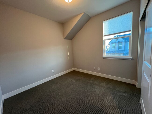 Building Photo - Beautiful Blackpines Community Three Bedroom