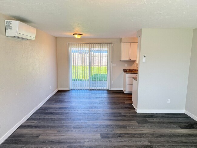 Building Photo - New 2 bed 1 1/2 bath duplex in Springfield!