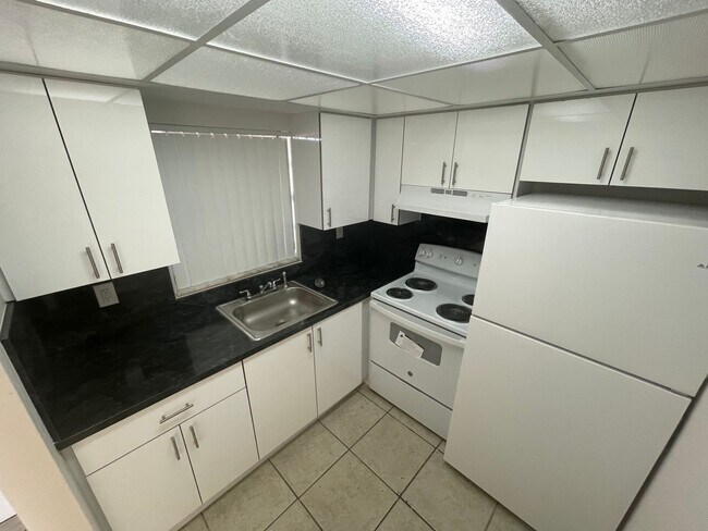 Primary Photo - Lovely 1b1b Apartment for Rent in North Mi...