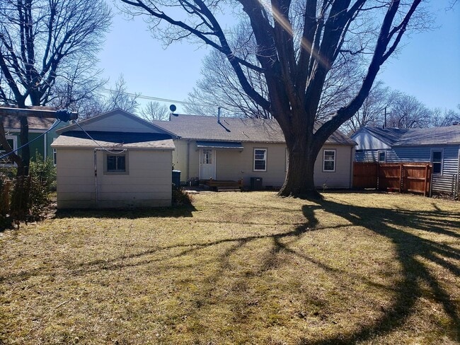 Building Photo - Charming Bunglow in Delaware Neighborhood Close To MSU & Mercy Hospital