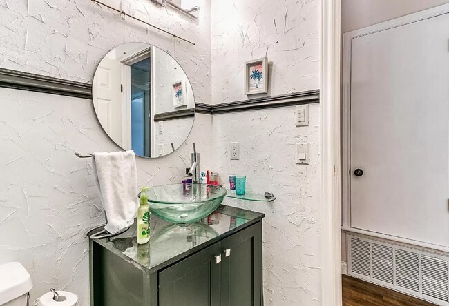 Building Photo - Charming 3-Bed, 2-Bath Home in Prime Broke...