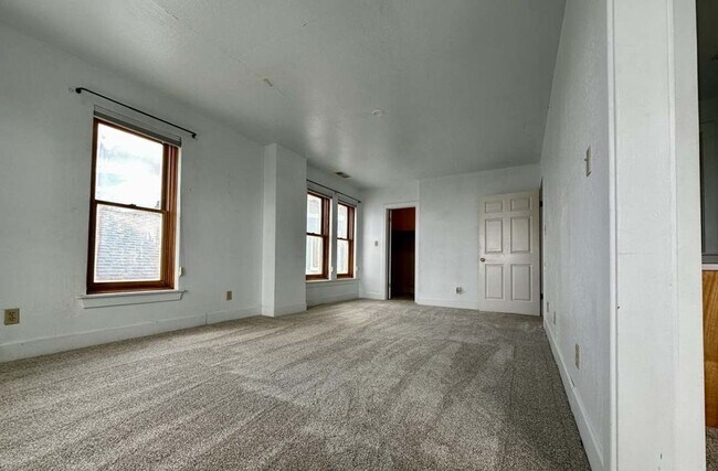 Building Photo - 635 Clark St