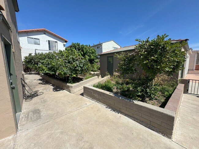 Building Photo - POINT LOMA HOME 4br-2.0 baths located on l...