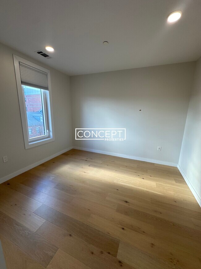 Building Photo - 194 Sumner St