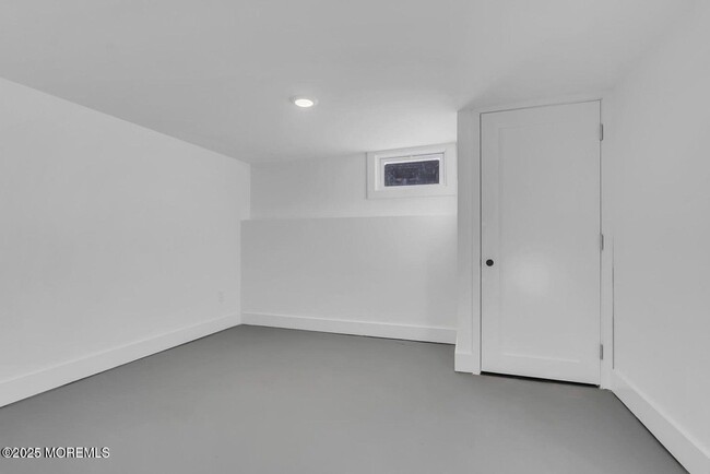 Building Photo - 1 Robin Dr