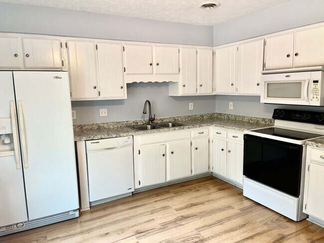 Building Photo - Spacious 2 bedroom/1.5 bathroom Donelson t...