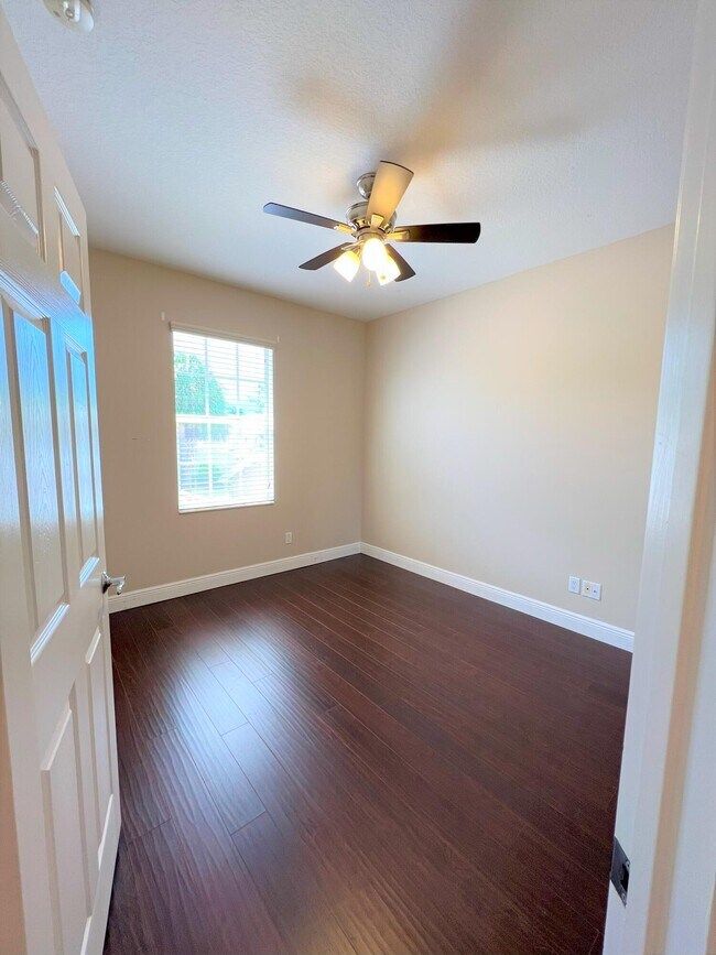 Building Photo - 3368 Greenway Dr