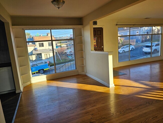 Building Photo - Large 5 bedroom 2 bath Split Level House w...