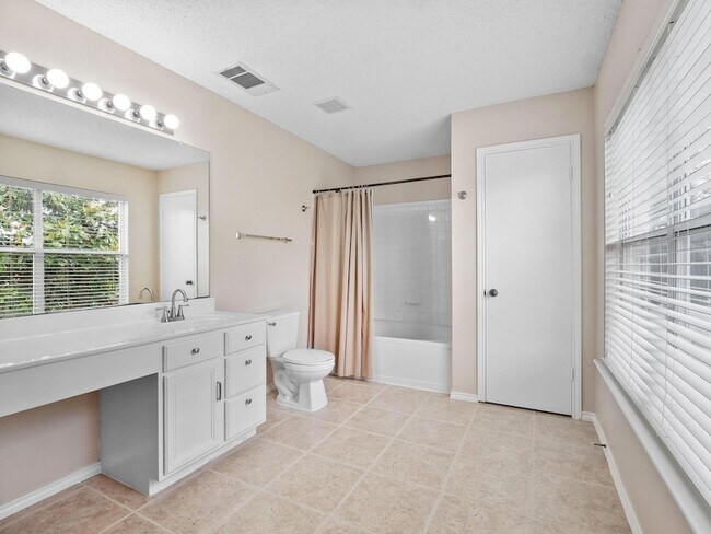 Building Photo - 2727 High Point Dr