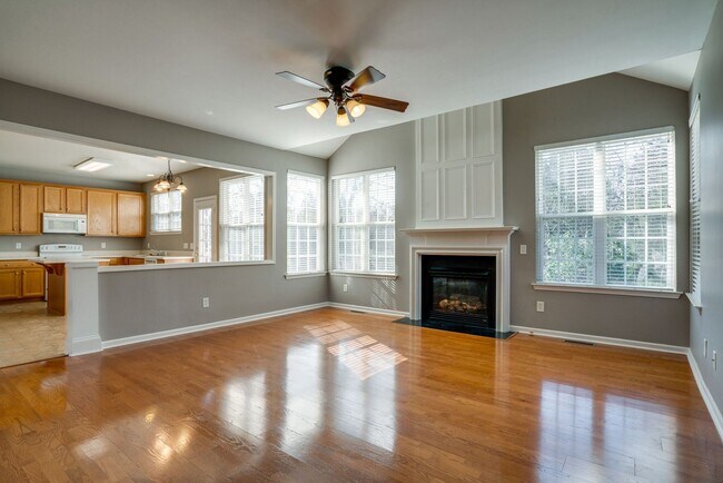 Building Photo - COMING SOON! 3- or 4-bed/3.5-bath in Brent...