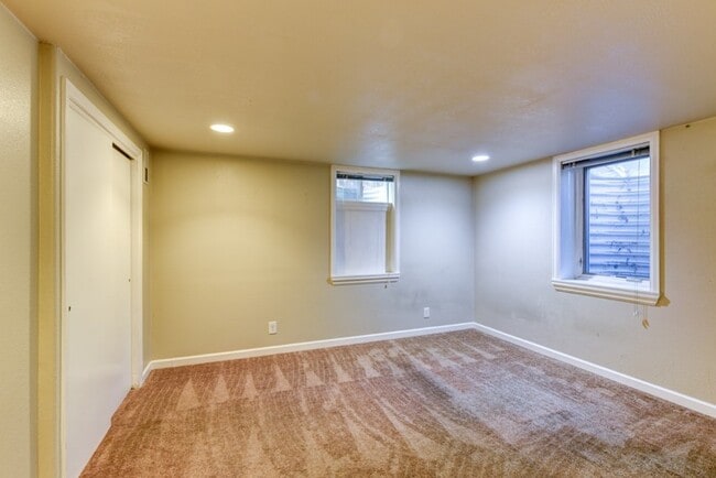 Building Photo - Pre-Lease August 2026; Large 5 Bedroom 3 B...