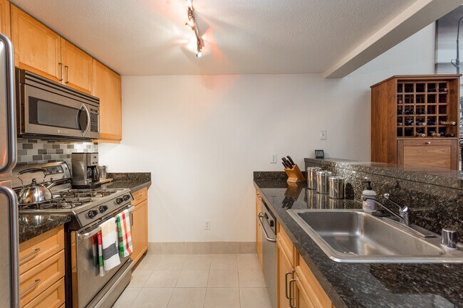 Building Photo - 2068 3rd St