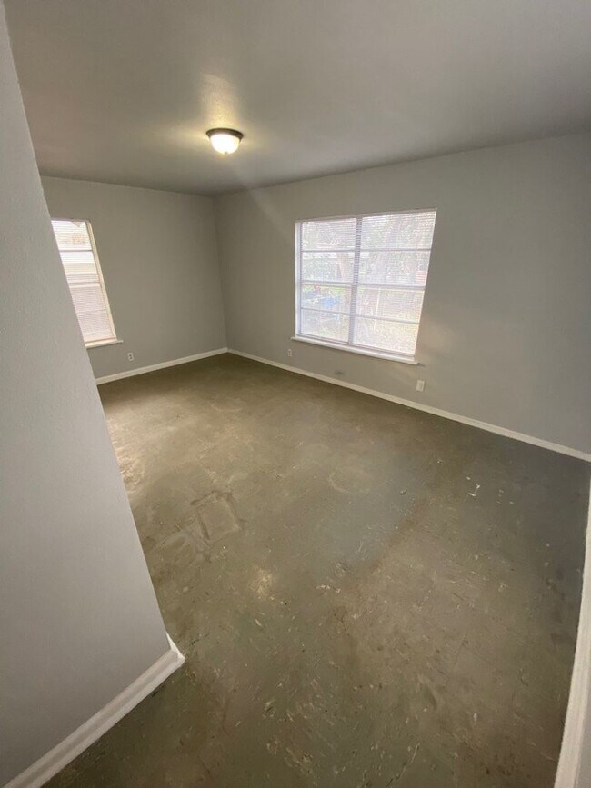 Building Photo - Updated Bungalow in the Heart of Harlandale