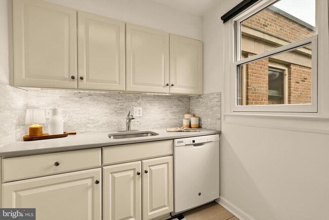 Building Photo - 4818 Chevy Chase Dr