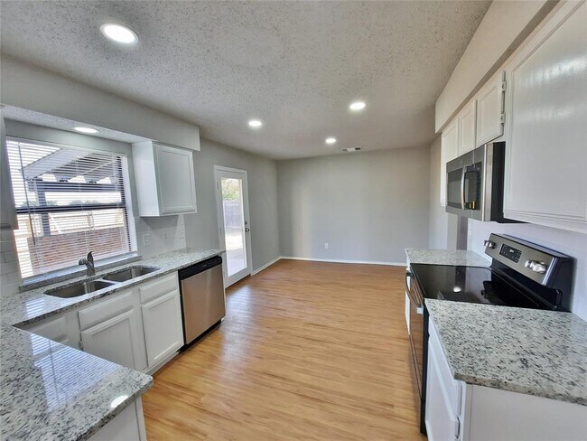 Building Photo - 2646 Winslow Dr
