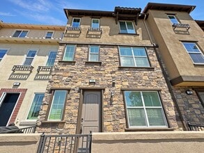 Building Photo - Spacious 3Bd/3.5Ba Home With All Primary B...