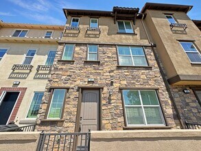 Building Photo - Spacious 3Bd/3.5Ba Home With Views and All...