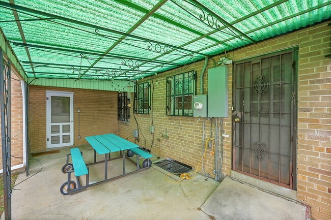 Building Photo - $2,695 - 3 Bed, 1 Bath Updated Home in Den...