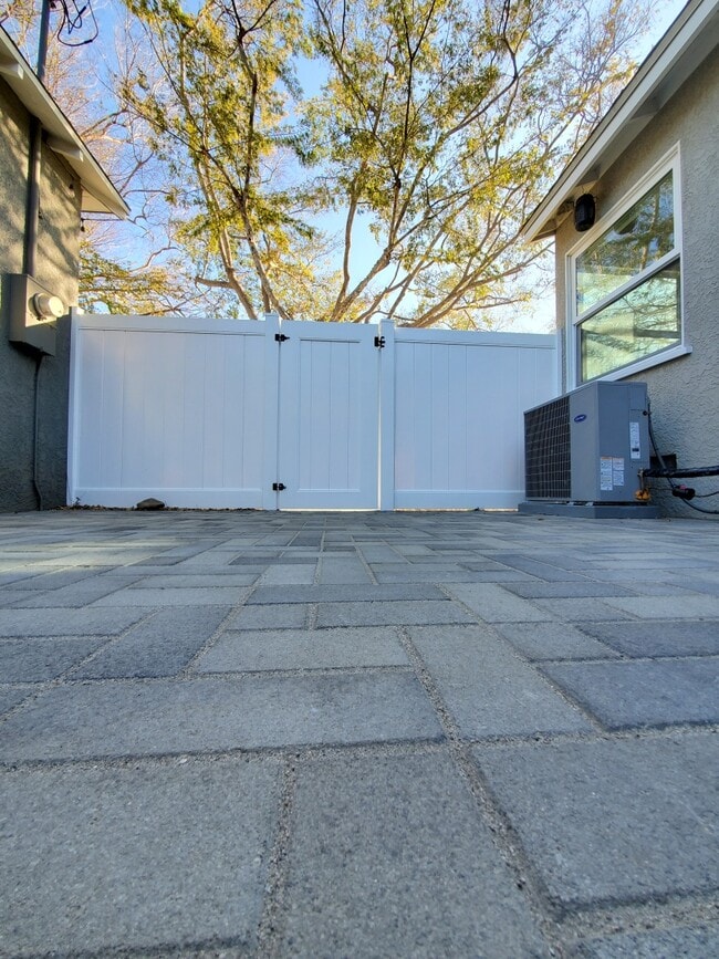 Building Photo - 10682 Center Dr
