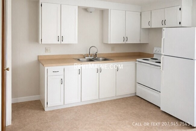 Building Photo - 19 Hemlock St