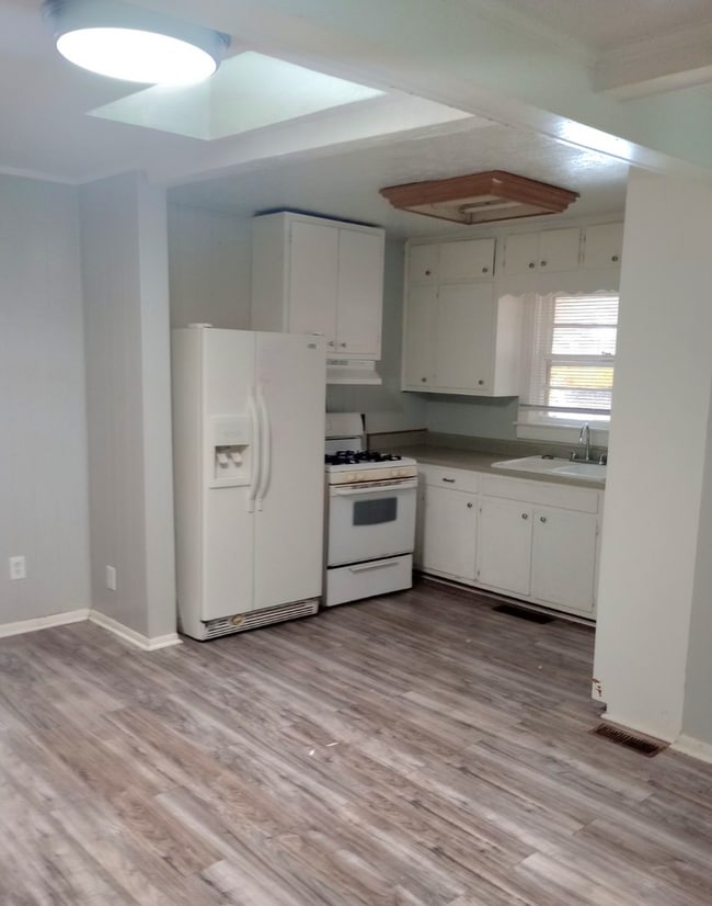 Building Photo - 2 bedroom & 2 bath home