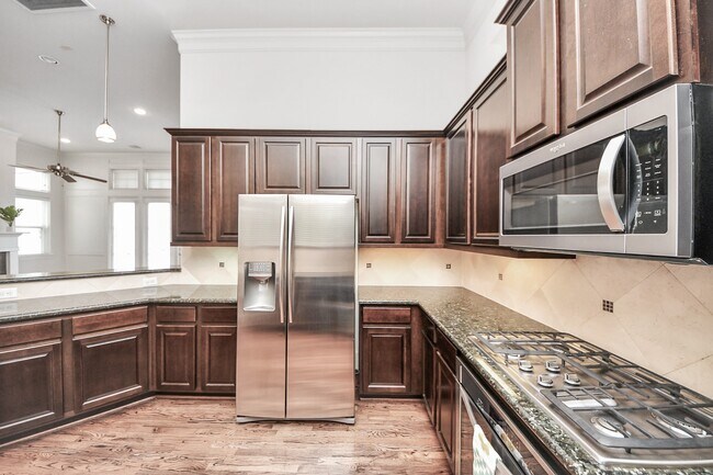 Building Photo - 8926 Lakeshore Bend Dr