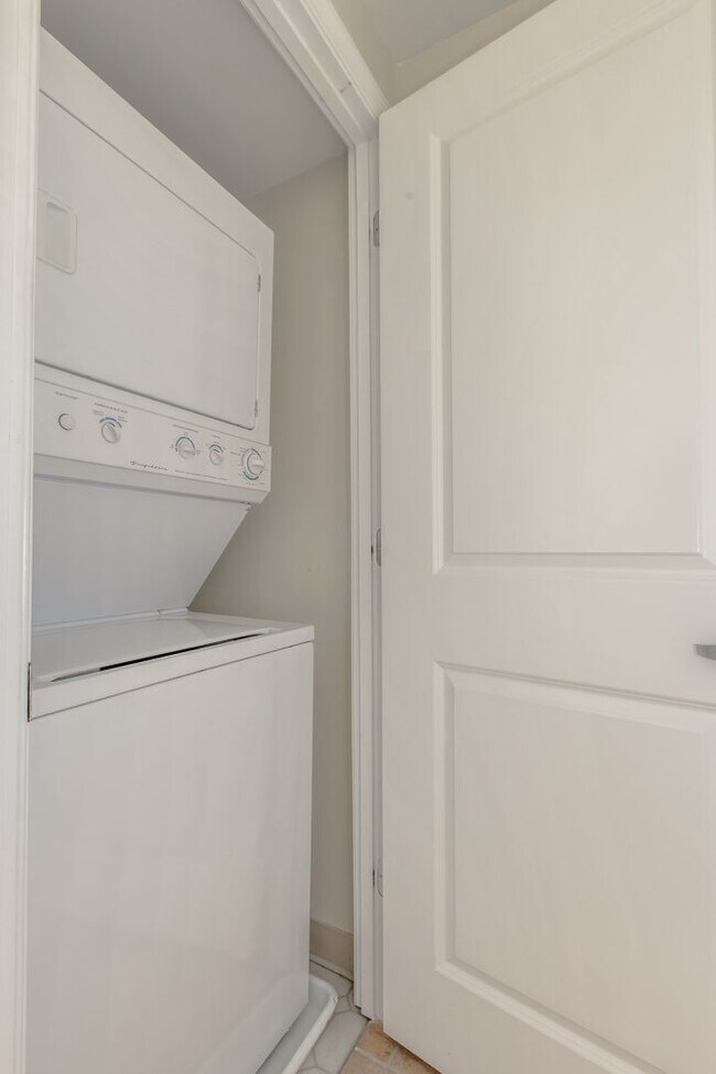 Building Photo - Centrally Located 1BD/1BA w Parking Chinat...